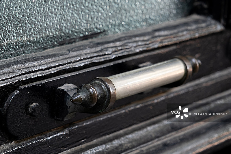 老旧的涂漆前门和锻铁把手图片素材