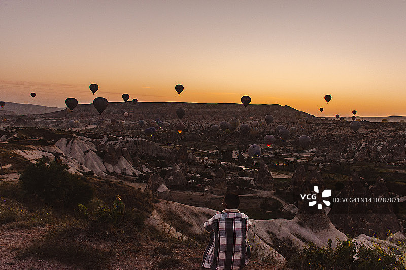 男人在卡帕多奇亚观看日出图片素材