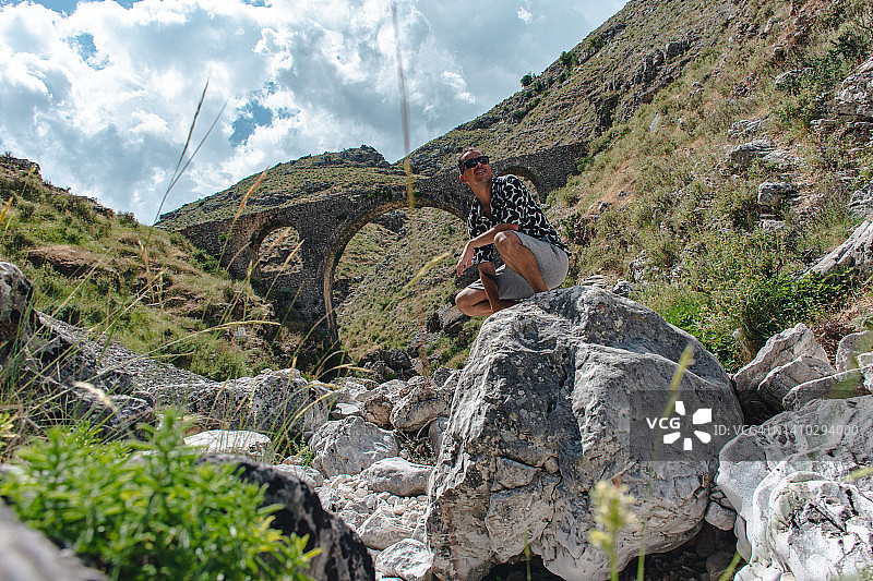 在阿里帕夏小道徒步的男人图片素材