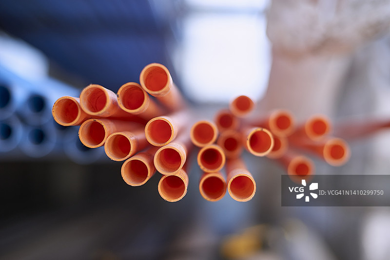 一堆橙色PVC管图片素材