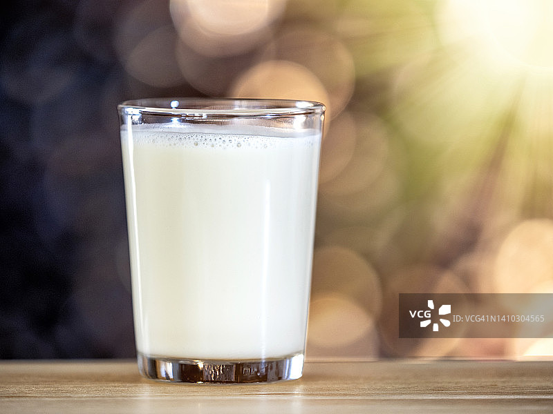 阳光照射下的一杯牛奶图片素材