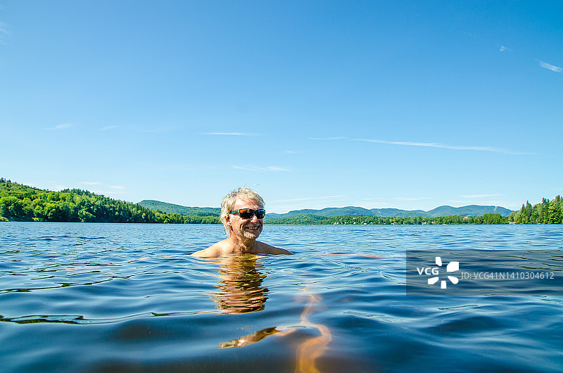 在湖水中的年长男人图片素材