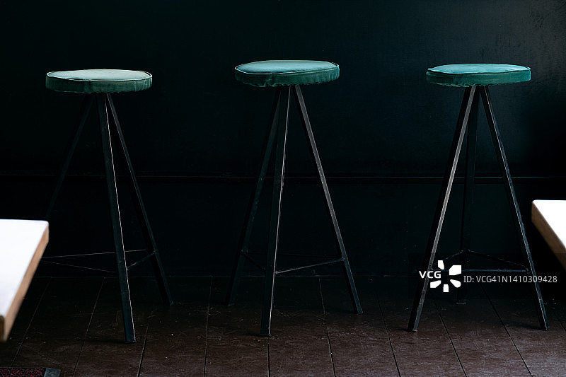 空旷的咖啡馆、办公室、共享办公空间或房间内的桌椅图片素材