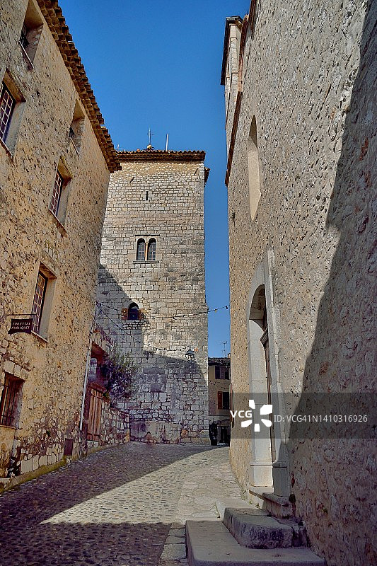 旺斯圣保罗白色忏悔者礼拜堂和市政厅塔楼图片素材