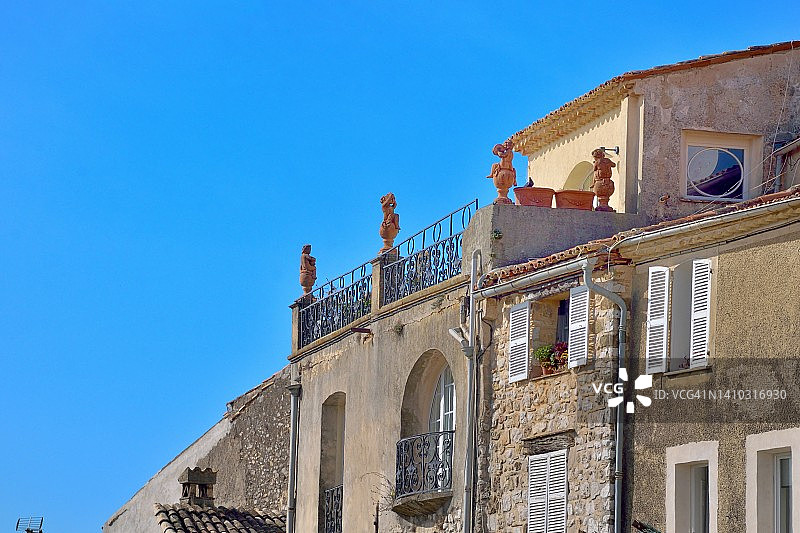 圣保罗德旺斯，房屋上的美丽露台图片素材