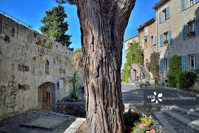 圣保罗德旺斯，尼斯之门，圣米歇尔幕墙下的拱形通道图片素材