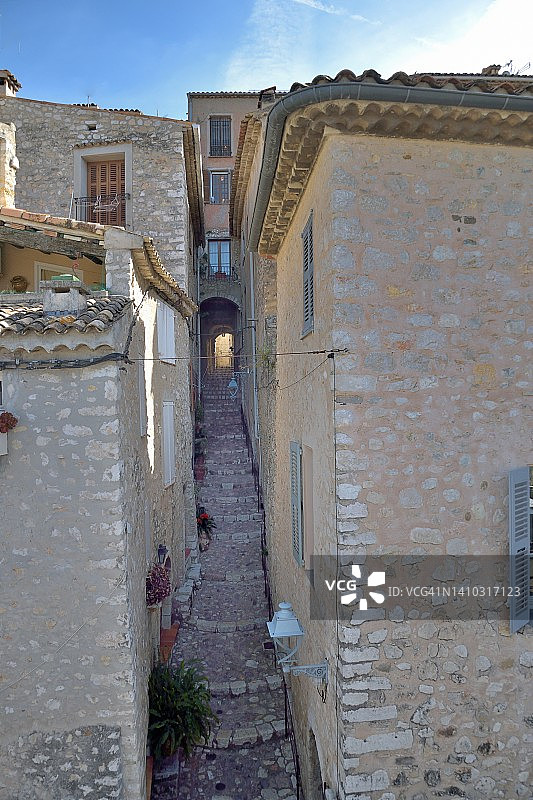 圣保罗德旺斯：狭窄的圣雷米堡垒街道图片素材