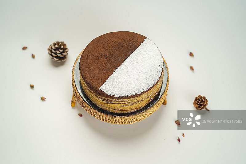 白色背景下的黑白蛋糕图片素材