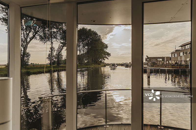 从船屋窗户看到的伊泽尔河日落图片素材