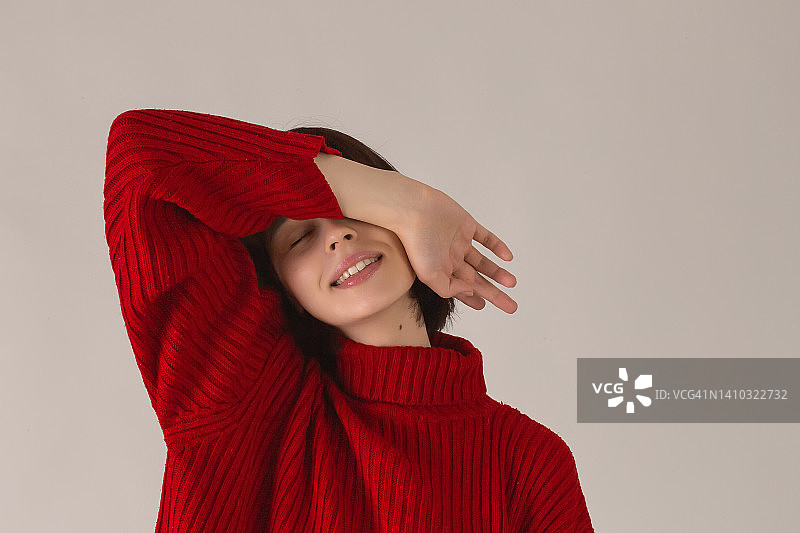 穿红色套头衫的亚洲黑发女孩，白色背景，在工作室摆姿势的美丽模特，波波头发型，时尚风格，嘴唇涂口红，成年女人，面带微笑图片素材