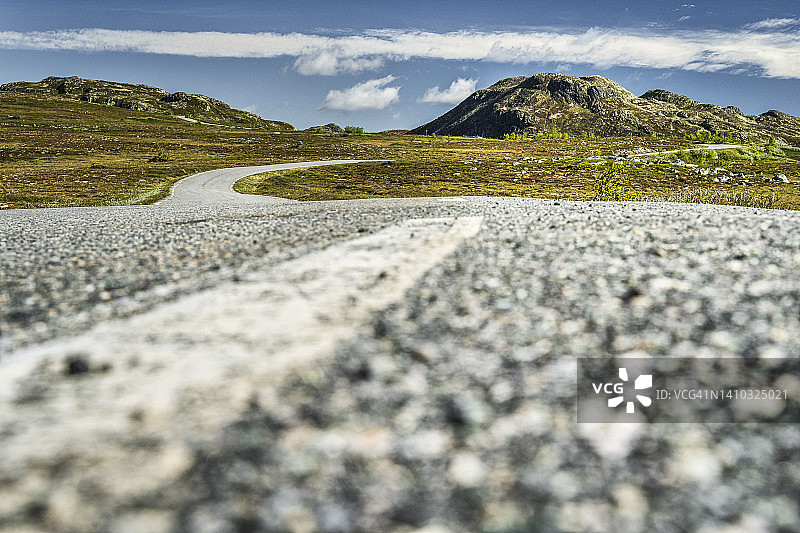 挪威西福尔-泰勒马克郡高斯塔峰山附近的沥青路图片素材