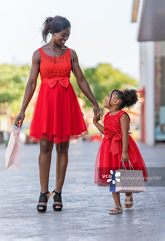 购物日里快乐对视的母女图片素材