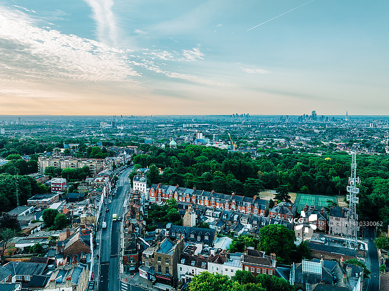 日出时分从海格特眺望伦敦天际线图片素材