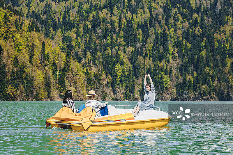 妇女在里察湖上享受脚踏船图片素材