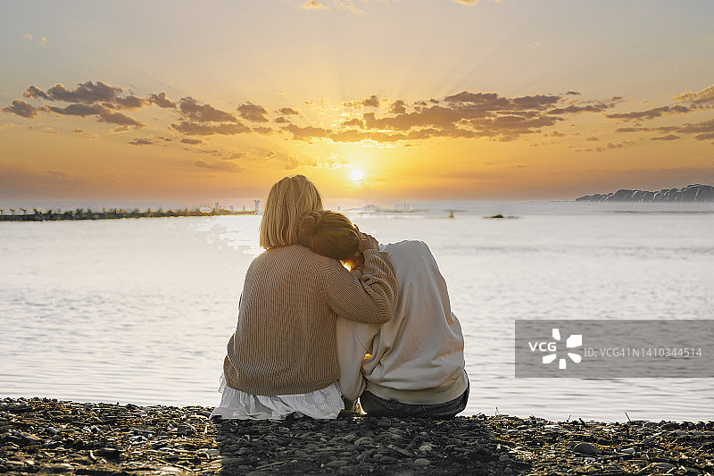 母女在海滩欣赏日落图片素材