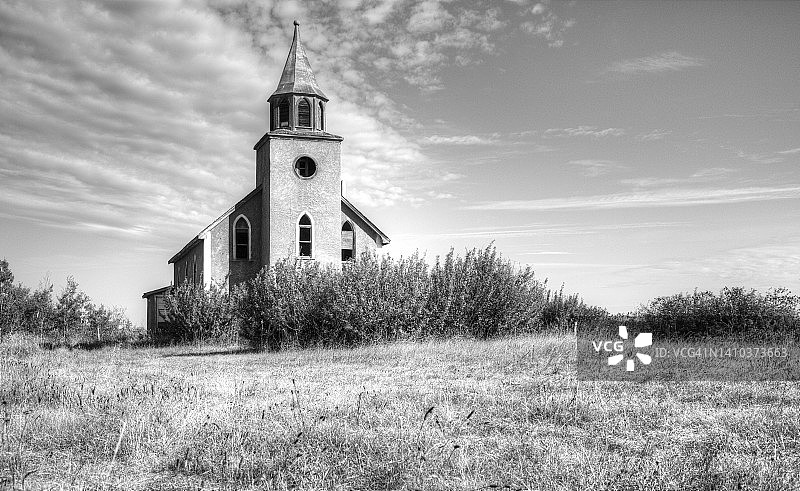 废弃的草原教堂和墓地图片素材