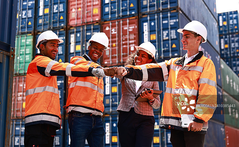 物流供应链团队互相击拳，欢快的表情图片素材