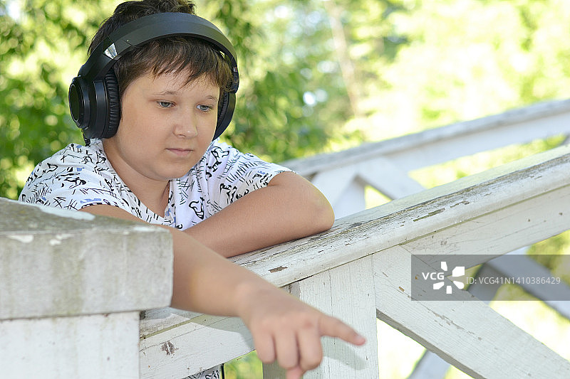 戴着耳机的少年图片素材