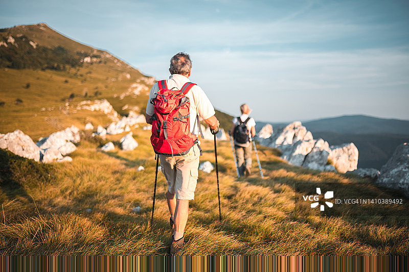 年长的朋友在户外锻炼、徒步和远足图片素材