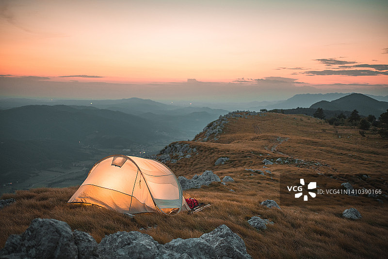 户外帐篷内的浪漫宁静之夜图片素材