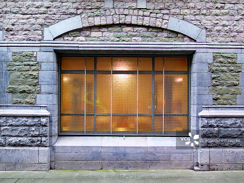 比利时布鲁塞尔的石墙和宽大的不透明照明窗户图片素材