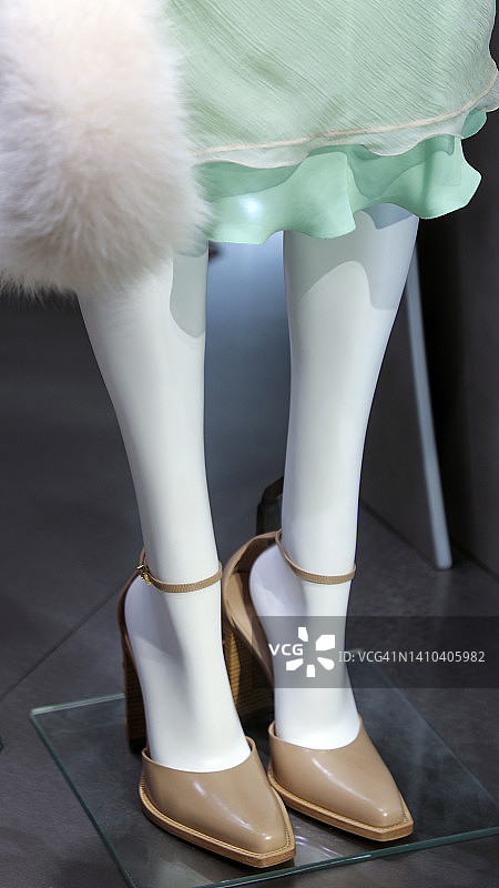 穿着鞋子的女人体模特图片素材