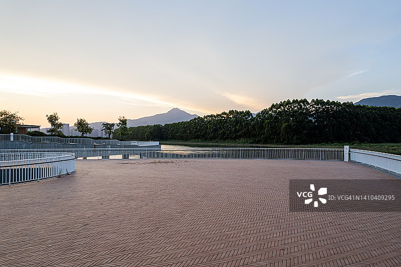 湖边的空旷广场图片素材