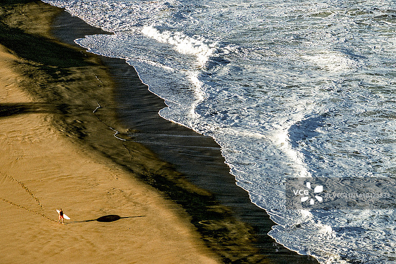 美国夏威夷威美亚湾的冲浪者图片素材
