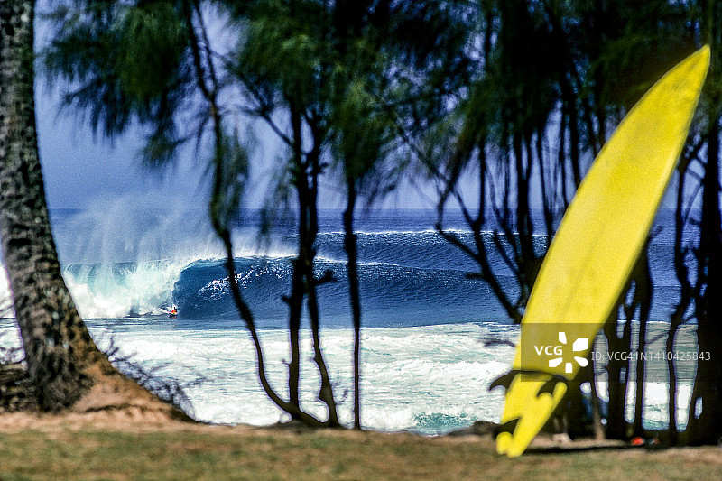 美国夏威夷北岸的冬季冲浪图片素材