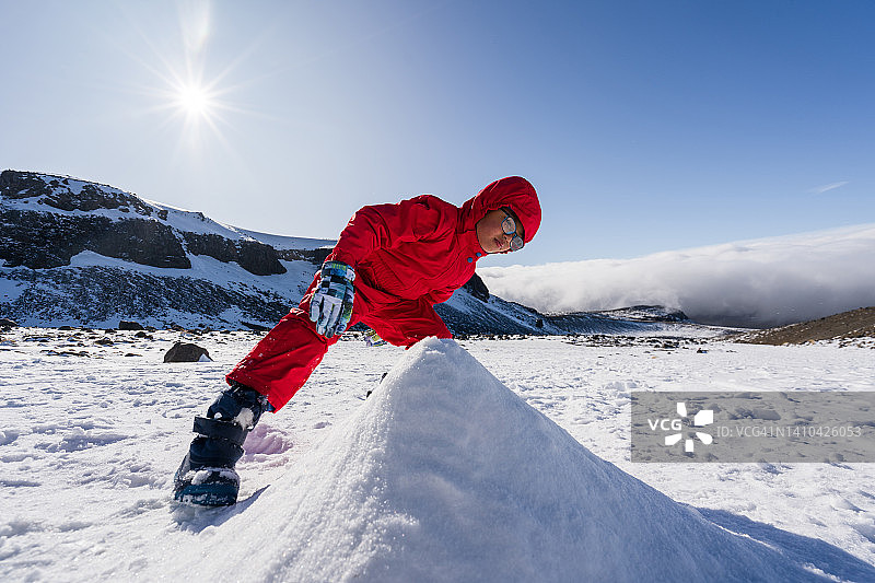 在雪地里玩耍的可爱男孩图片素材