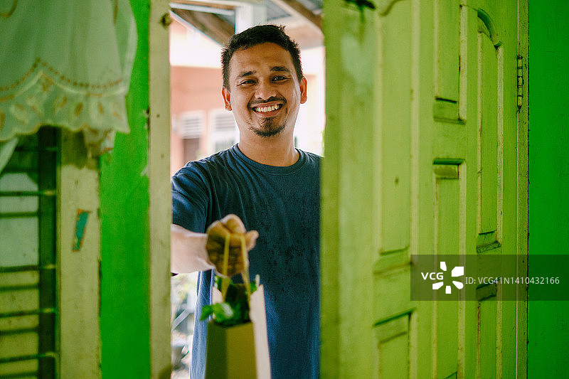 年轻的亚洲男子送餐图片素材