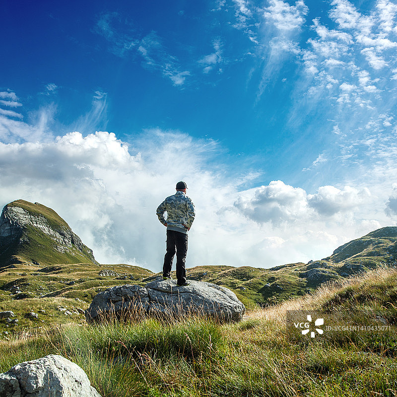 山中的中年男人图片素材