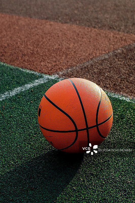 庭院里的户外篮球场，阳光明媚的夏日，篮球躺在地上，运动场，体育和健康生活方式概念，可复制空间图片素材