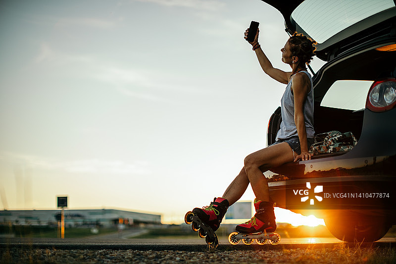 户外轮滑的中年妇女图片素材