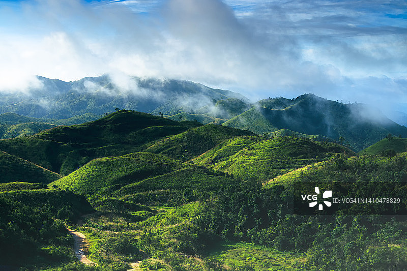 夏日清晨的雾和阳光山景图片素材