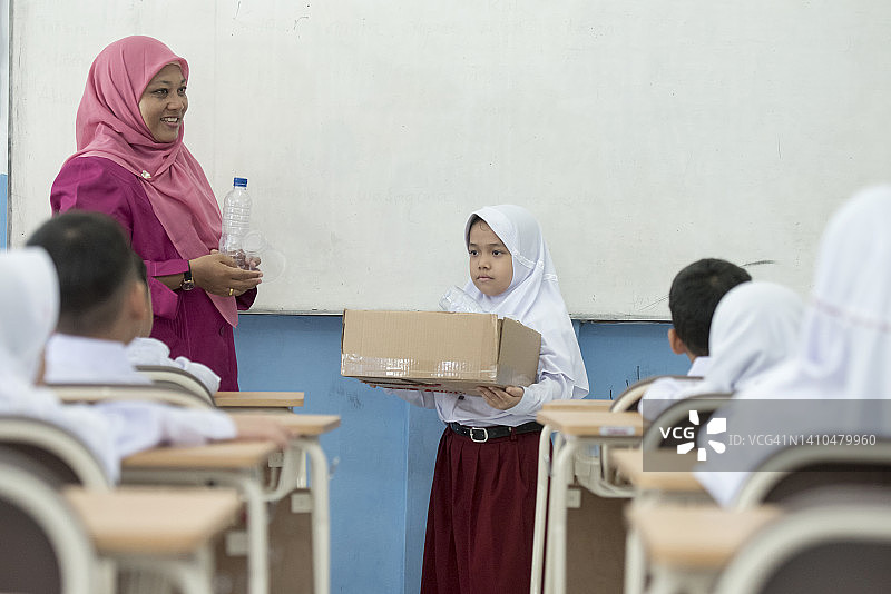 学生进行塑料垃圾回收图片素材