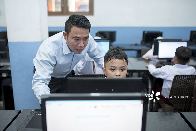 老师教学生使用电脑图片素材