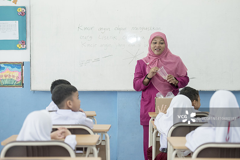 老师讲解回收塑料垃圾图片素材