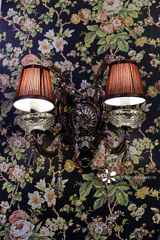 墙壁上的经典水晶壁灯或台灯图片素材