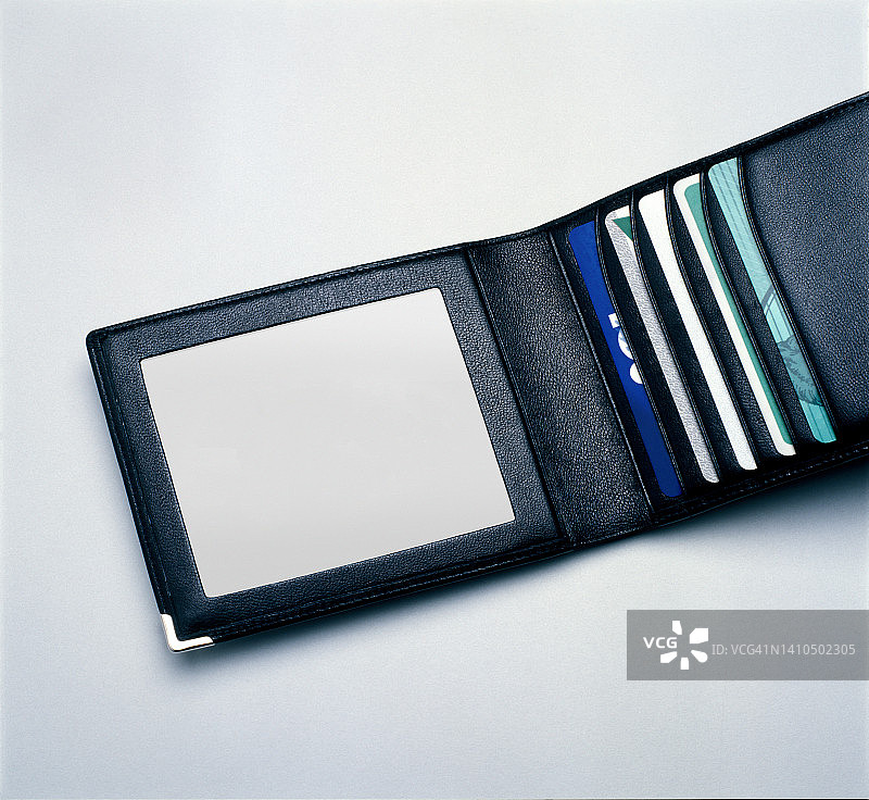 装有信用卡的钱包和空白照片位图片素材