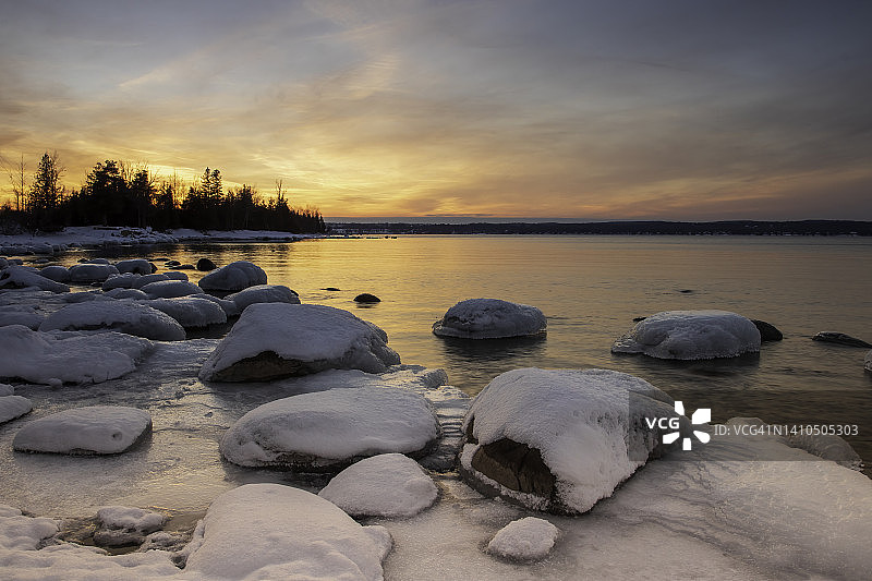冬季日落时的岩石海岸线图片素材