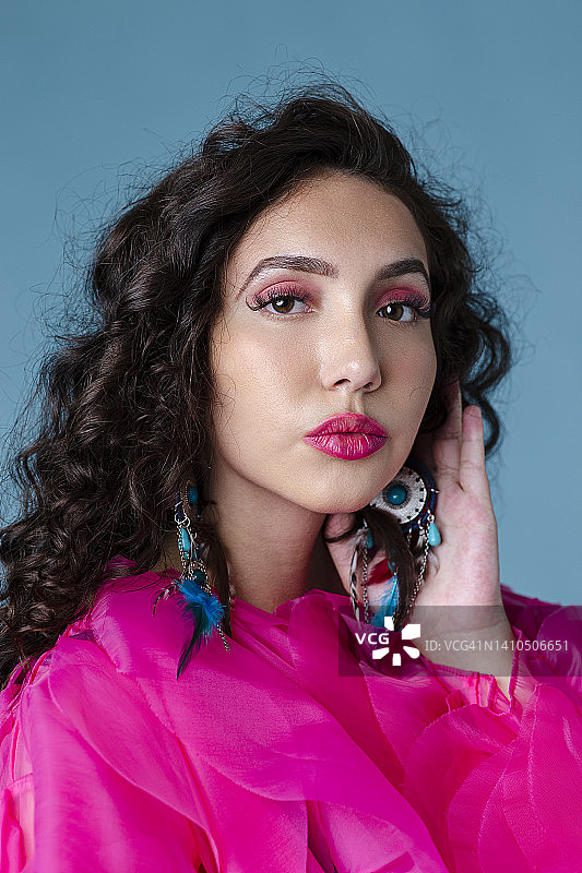 穿着粉色衣服的美丽女人图片素材