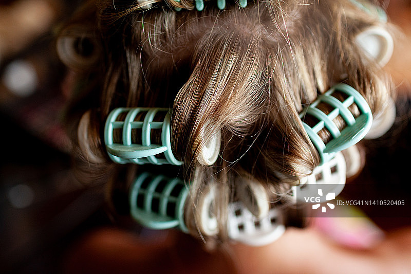 带有卷发器的脏金色女性头发图片素材