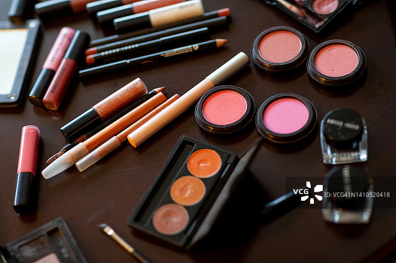 眼线笔、遮瑕膏和唇彩图片素材
