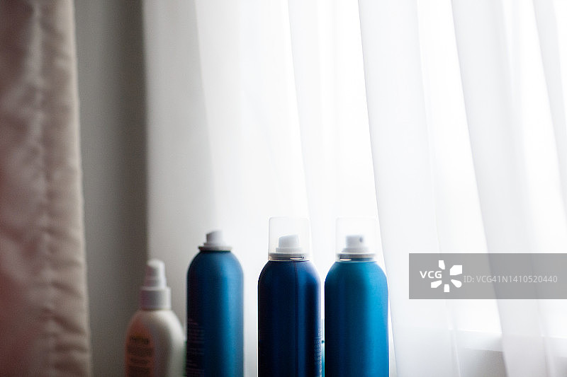 窗前的四瓶发胶图片素材