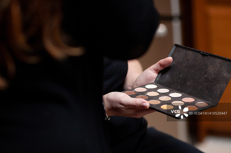 两只手和一个化妆盘图片素材