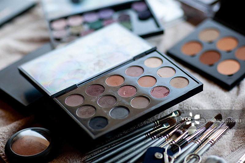 多个彩妆盘和工具图片素材