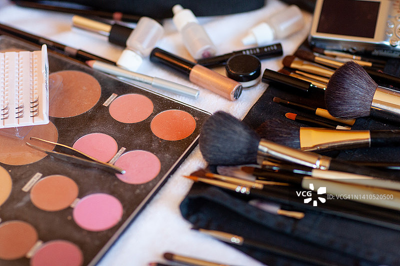 桌上的腮红和化妆刷图片素材