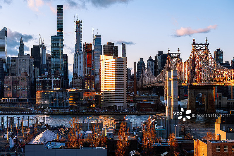 纽约市曼哈顿中城、昆斯伯勒大桥与日落图片素材