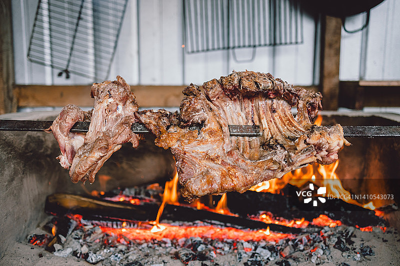 烤羊肉串，智利乡村风味，木棍烤肉图片素材